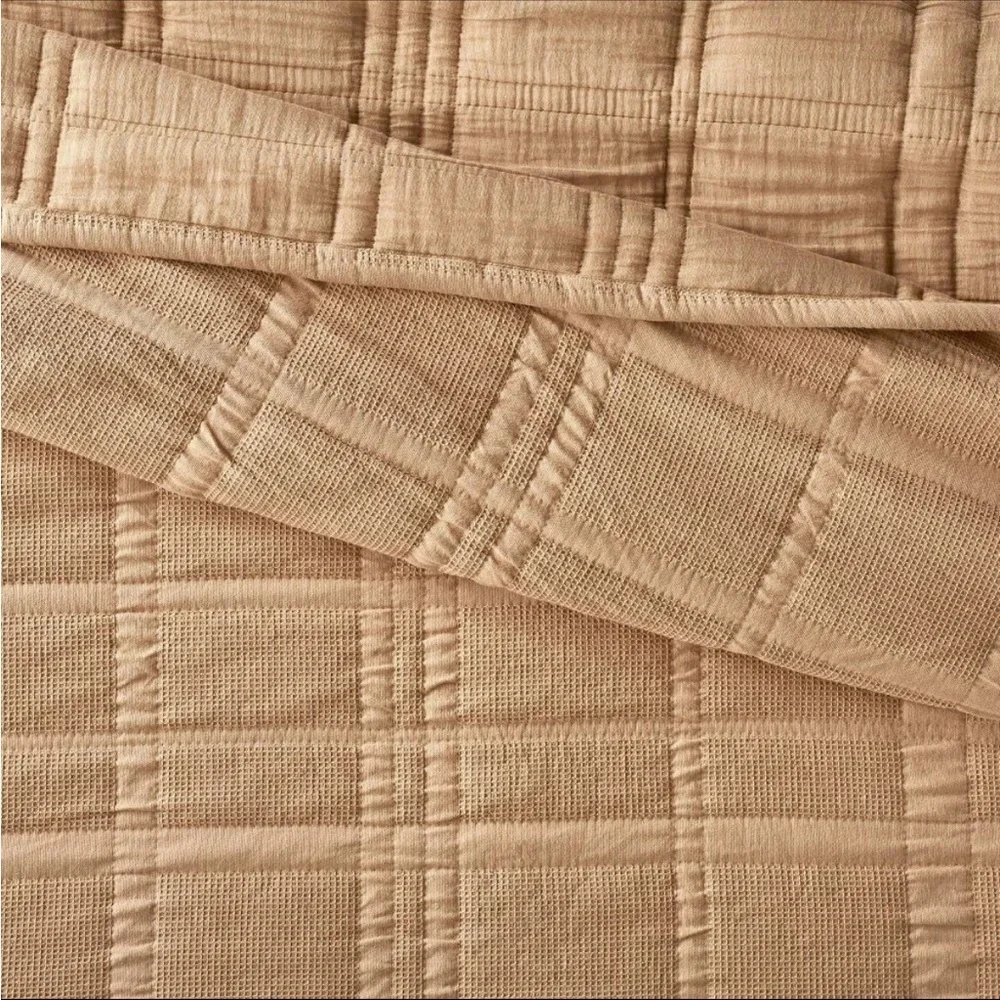 NWT King Waffle Matelasse Quilt Camel - Threshold designed with Studio McGee